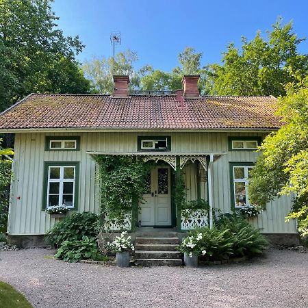Bed and Breakfast Aeppelgarden Mariestad Exterior foto